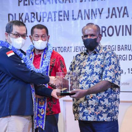 Secara simbolis Sesditjen EBTKE menyerahkan miniatur PJU-TS kepada perwakilan masyarakat penerima PJU-TS di Wamena, Provinsi Papua (15/10/2022)