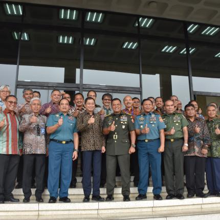 Foto Bersama Menteri ESDM dengan Panglima TNI beserta jajarannya_3