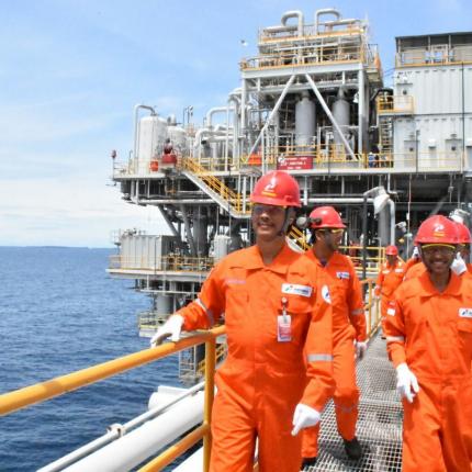 Direktur Konservasi Energi, Sugeng Mujiyanto melakukan kunjungan lapangan pada salah satu kilang minyak Pertamina Hulu Energi Offshore North West Java (PHE ONWJ)