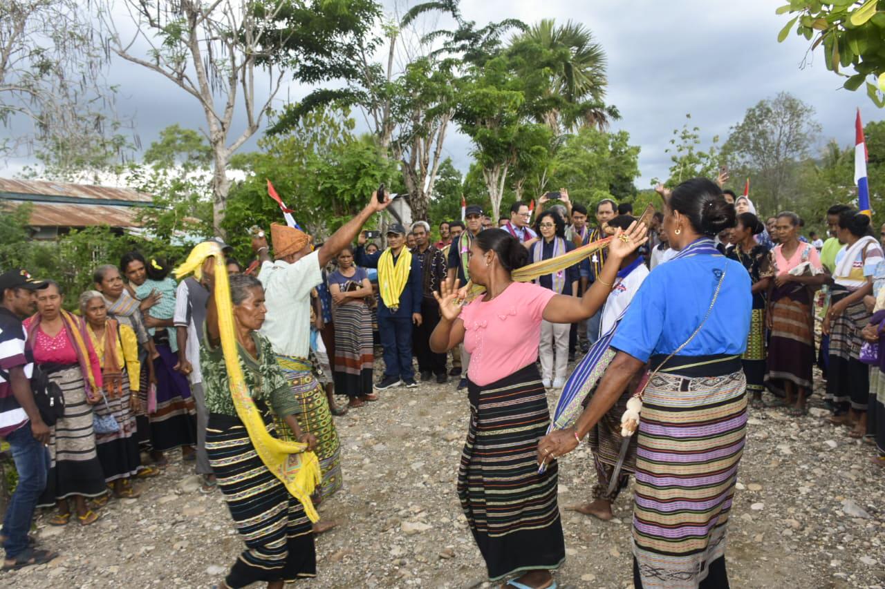 Kemeriahan warga Desa Lapeom menyambut kedatangan rombongan dari Kementerian ESDM di Desa Susulaku B, Kabupaten TTU, NTT, (14/01/2020).