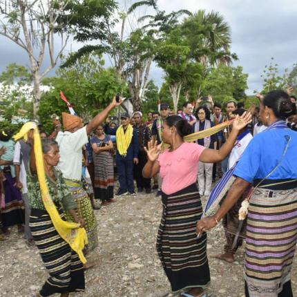 Kemeriahan warga Desa Lapeom menyambut kedatangan rombongan dari Kementerian ESDM di Desa Susulaku B, Kabupaten TTU, NTT, (14/01/2020).