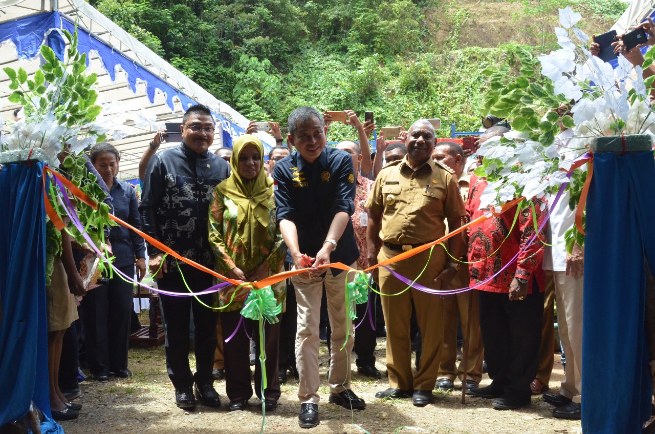 Menteri ESDM, Ignasius Jonan Meresmikan PLTM Warabiai Sausapor yang berlokasi di Desa Jokte Kecamatan Sausapor Kabupaten Tambraw