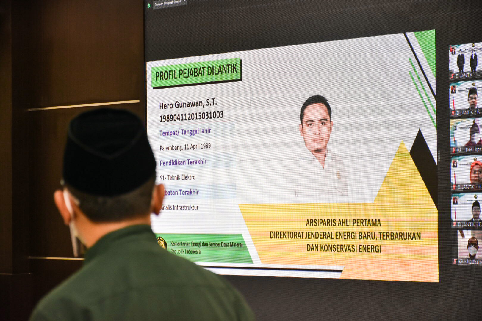 Pelaksanaan pelantikan digelar dengan protokol Kesehatan Covid-19 secara ketat di Gedung Slamet Bratanata, Jakarta (05/04/2021), dan beberapa pegawai mengikuti kegiatan ini melalui jaringan video conf