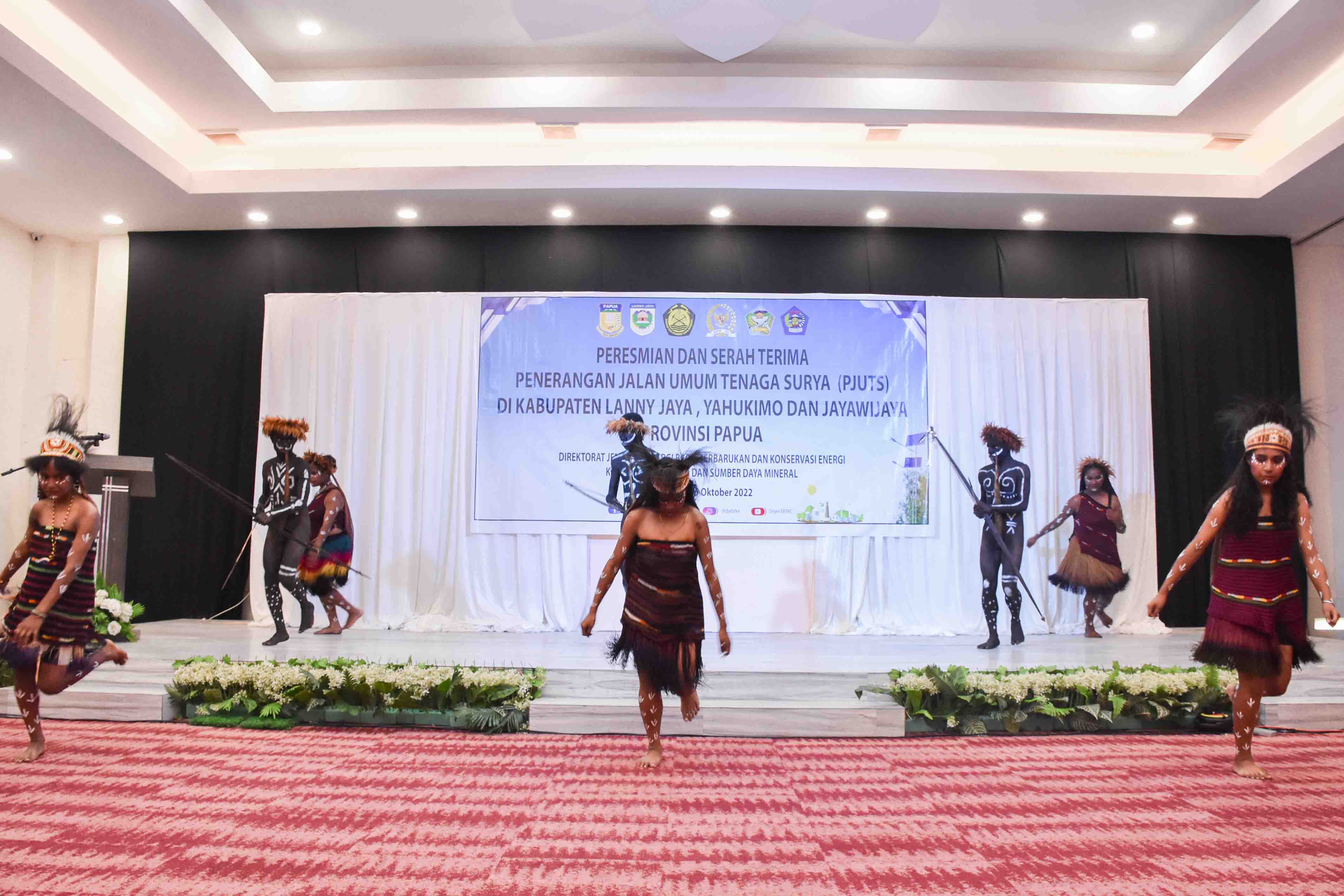 Tari Selamat Datang menjadi pembuka acara Peresmian dan Serah Terima 450 unit PJU-TS dari Kementerian ESDM kepada Pemprov Papua (15/10/2022)