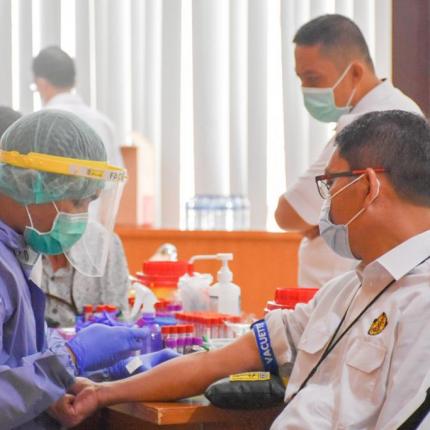 Dirjen EBTKE, Dadan Kusdiana sedang diambil sampel darahnya sebagai salah satu proses Medical Check Up di Gedung Slamet Bratanata, Jakarta (21/12/2020)