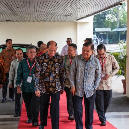 Dirjen EBTKE mendampingi Wakil Menteri ESDM menyambut kedatangan Wakil Presiden Republik Indonesia, Jusuf Kalla dalam acara IIGCE ke-7 Tahun 2019