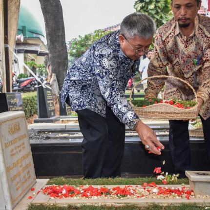 Direktur Jenderal EBTKE, F.X. Sutijastoto memimpin ziarah ke makam Slamet Bratanata di TPU Tanah Kusir, Jakarta.