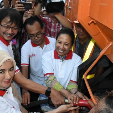 Pengisian Bahan Bakar Biodiesel oleh Dirjen EBTKE, Rida Mulyana dan Menteri BUMN, Rini Soemarno