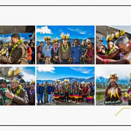 Menteri Energi dan Sumber Daya Mineral (ESDM) Arifin Tasrif beserta rombongan tiba dibandara Ilaga, Kabupaten Puncak, Papua, Jumat (20/12/2019). Rombongan disambut oleh Bupati Puncak Willem Wandik.