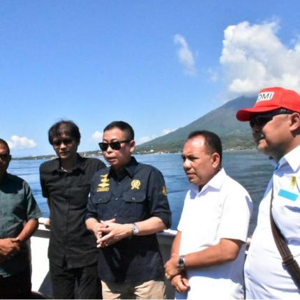 Menteri ESDM, Ignasius Jonan didampingi Dirjen EBTKE, Rida Mulyana meninjau lokasi rencana pembangunan Pembangkit Listrik Tenaga Arus Laut (PLTAL) di Selat Larantuka, Flores Timur, NTT, Sabtu (31/3)