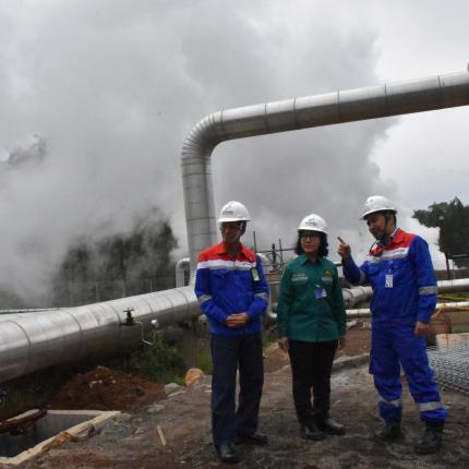 Jumat, 2 Februari 2018 Direktur Panas Bumi, Ida Nuryatin melakukan kunjungan kerja ke proyek Pembangkit Listrik Tenaga Panas Bumi (PLTP) Karaha Bodas 30 Mw yang berada di Kabupaten Tasikmalaya, Provin