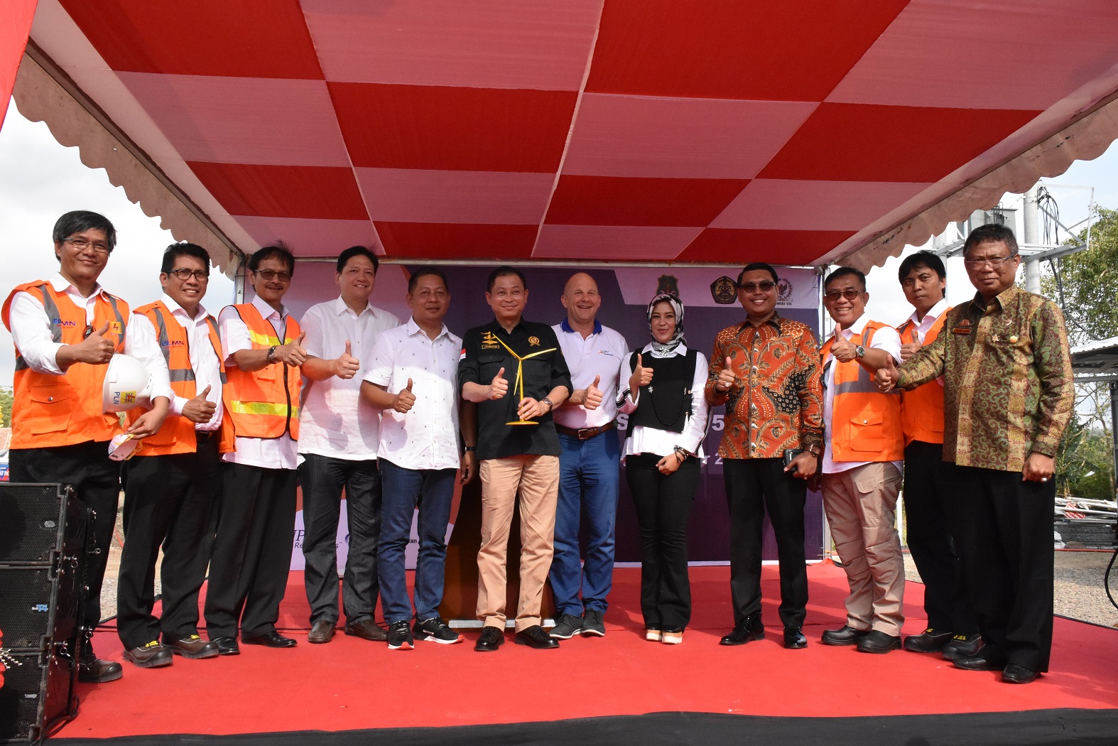 Dalam kunjungannya ke lokasi tersebut, Jonan memantau kemajuan PLTB berskala utilitas pertama di Indonesia yang dikembangkan oleh PT UPC Sidrap Bayu Energi dengan investasi senilai USD 150 juta