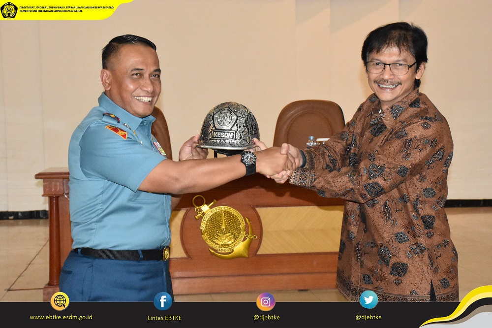 Penukaran Cinderamata oleh Dirjen EBTKE, Rida Mulyana dan Komandan Korps Marinir (Dankormar), Mayor Jenderal TNI (Mar) Bambang Suswantono, S.H., M.H., M. Tr (Han)
