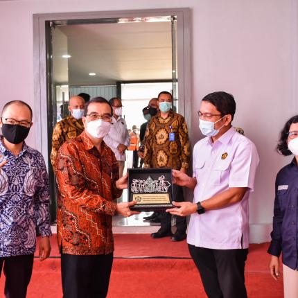 Penyerahan secara simbolis momento dari Dirjen EBTKE kepada Dirut PT Indocement Tunggal Prakarsa Tbk di Citereup, Bogor (01/04/2021) (NS)
