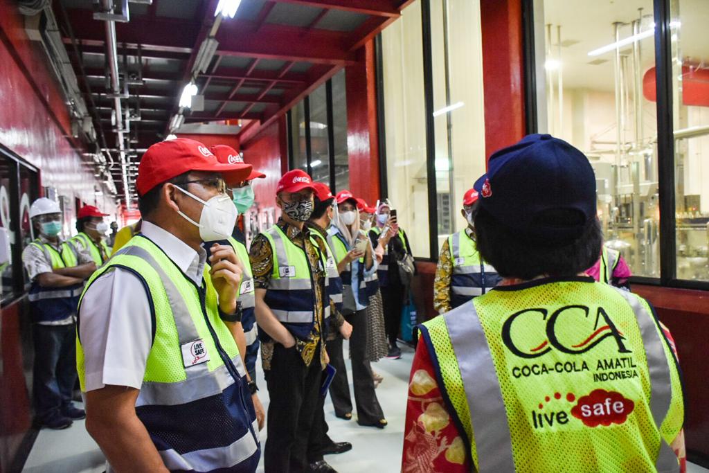 Rombongan Dirjen EBTKE dan Komisi VII DPR RI melihat proses produksi di pabrik PT. Coca cola Amatil, Bekasi (26/11/2020)