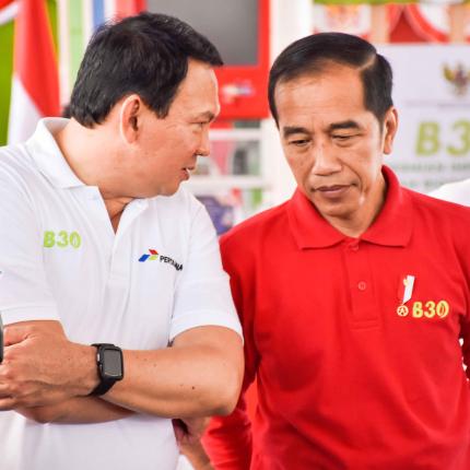 Presiden Indonesia Joko Widodo dan Komisaris Utama Pertamina Basuki Tjahaya Purnama pada peresmian implementasi program B30 di SPBU Pertamina Jalan MT Haryono Jakarta Selatan, Senin (23/12/2019).