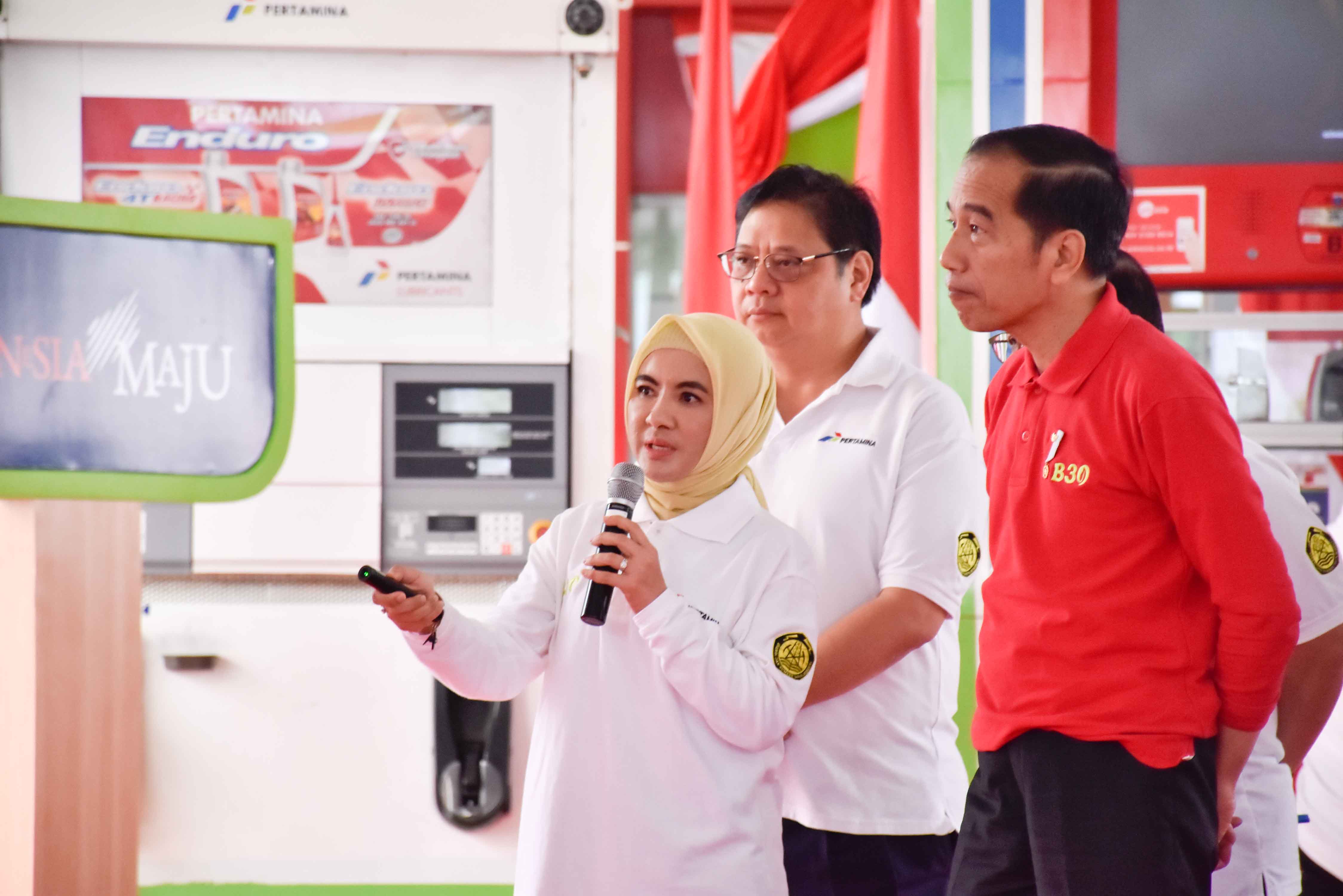 Presiden Indonesia Joko Widodo ditemani Direktur Utama Pertamina Nicke Widyawati sedang melihat capaian proses menuju B30 di SPBU Pertamina Jalan MT Haryono Jakarta Selatan, Senin (23/12/2019).