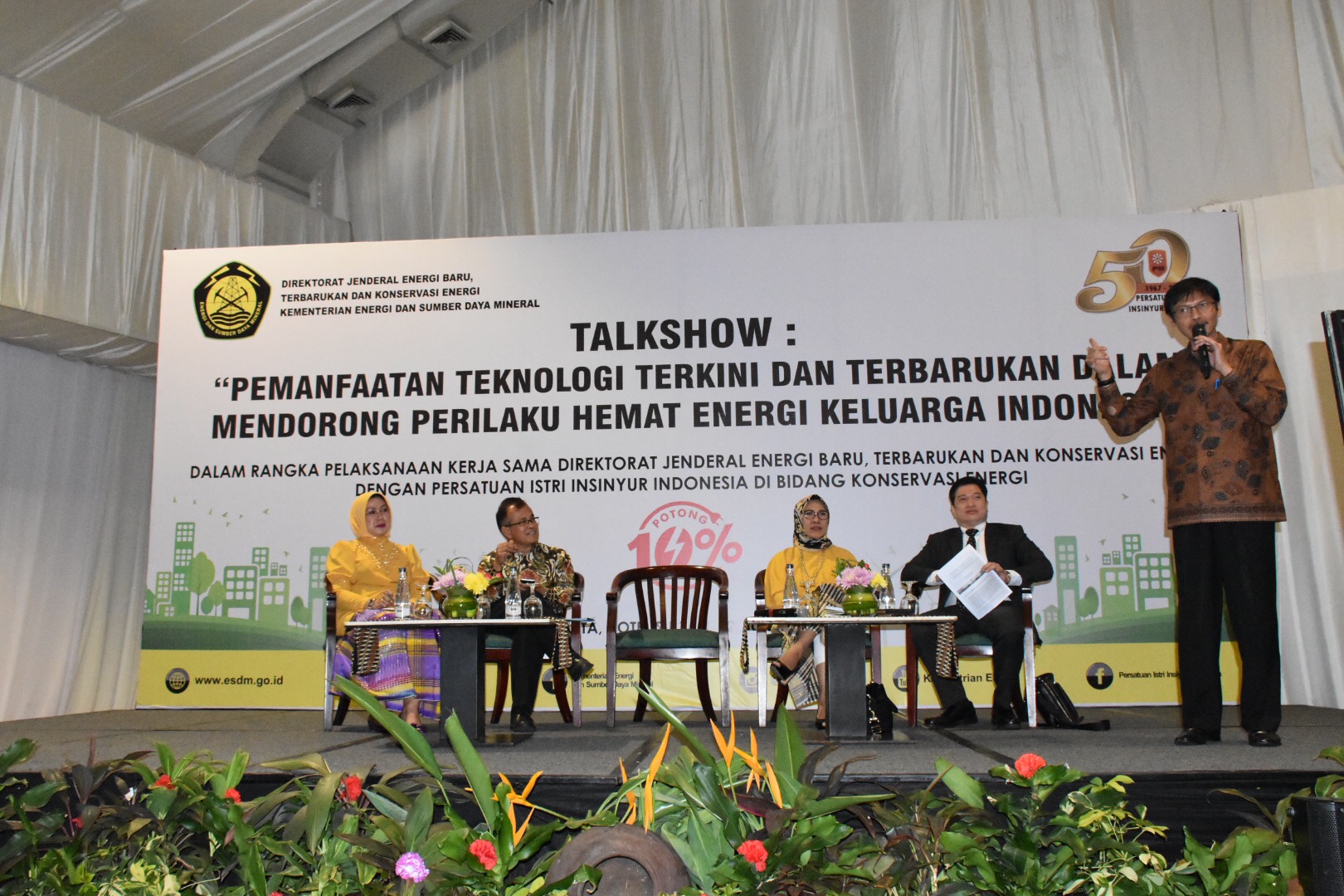 dengan tema Pemanfaatan Teknologi Terkini dan Energi Terbarukan dalam Mendorong Perilaku Hemat Energi Keluarga Indonesia
