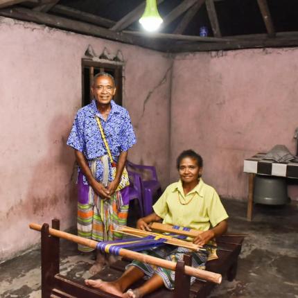 Ibu Naomi ditemani suaminya sedang membuat kain tenun di Desa Silu, Kabupaten Kupang, NTT, Selasa (13/01/2020). Rata-rata warga Desa Silu selain bekerja di ladang juga sebagai pengrajin tenun.