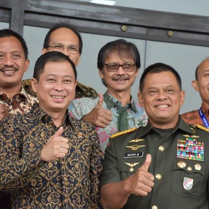 Foto Bersama Menteri ESDM dengan Panglima TNI beserta jajarannya_2