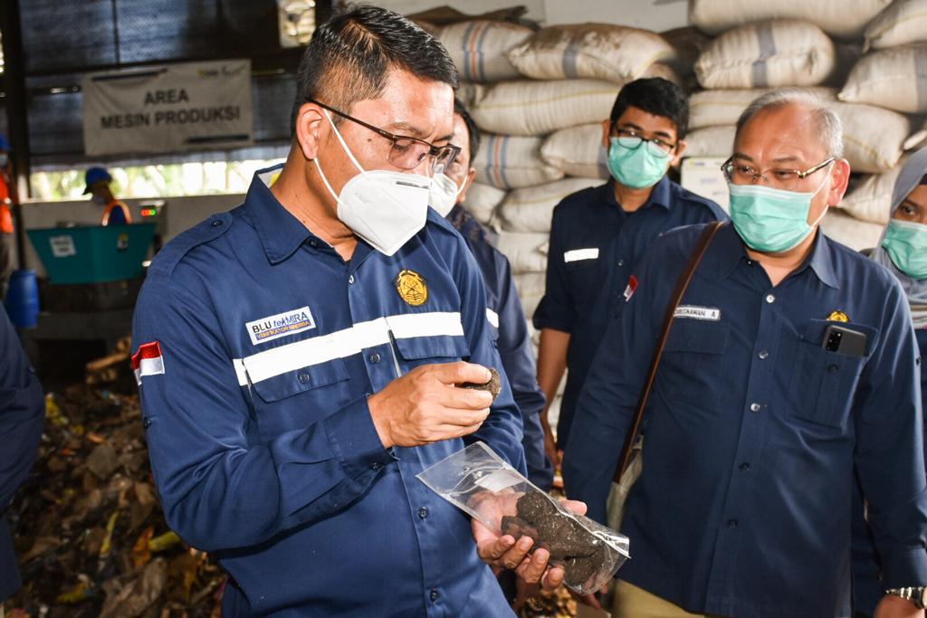 Dirjen EBTKE, Dadan Kusdiana mengecek briket hasil olahan dari PT. Indonesia Power Saguling di PT. Indonesia Power Saguling Pomu di Saguling, Bandung Barat, (12/11/2020)