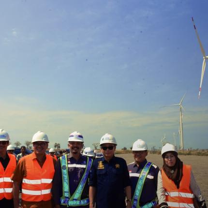 Foto Bersama Menteri ESDM, Ignasius Jonan dan Dirjen EBTKE di lokasi PLTB Tolo I 72 MW