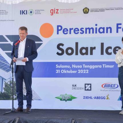 Peresmian fasilitas Ice Maker di Sulamu, Kabupaten Kupang (31/10/2022). Solar Ice Maker di Sulamu beroperasi secara full off-grid dan mampu menghasilkan produksi es balok hingga 1 ton/ hari.