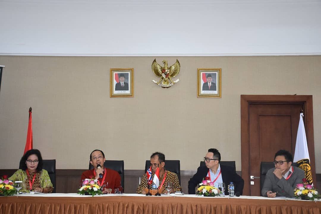 Di hadapan pelaku industri energi terbarukan dari Indonesia dan Norwegia, Harris menjelaskan bahwa Indonesia memiliki komitmen untuk menurunkan emisi Gas Rumah Kaca (GRK) sejumlah 314-398 juta ton CO2