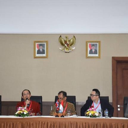 Di hadapan pelaku industri energi terbarukan dari Indonesia dan Norwegia, Harris menjelaskan bahwa Indonesia memiliki komitmen untuk menurunkan emisi Gas Rumah Kaca (GRK) sejumlah 314-398 juta ton CO2