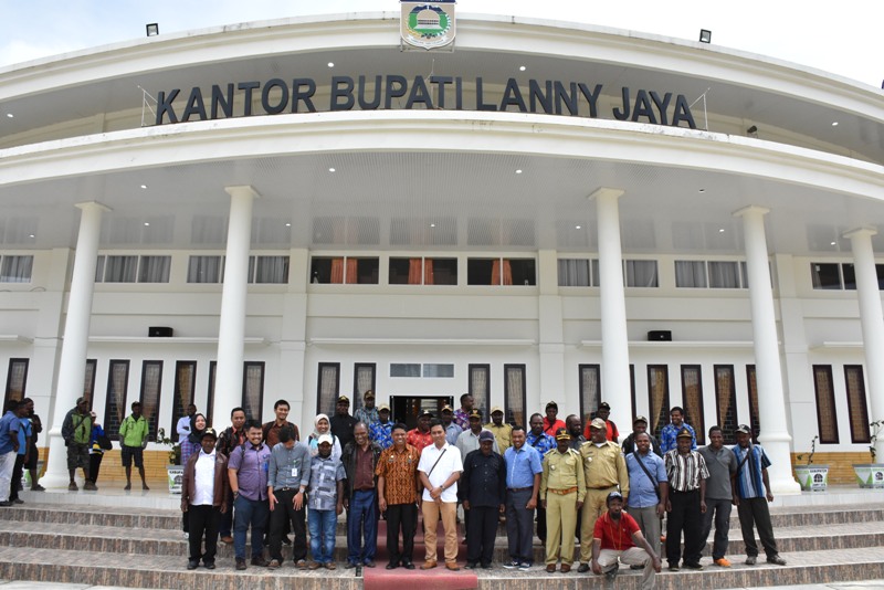 Seluruh peserta dan narasumber Sosialisasi dan verifikasi data LTSHE Kabupaten Lanny Jaya