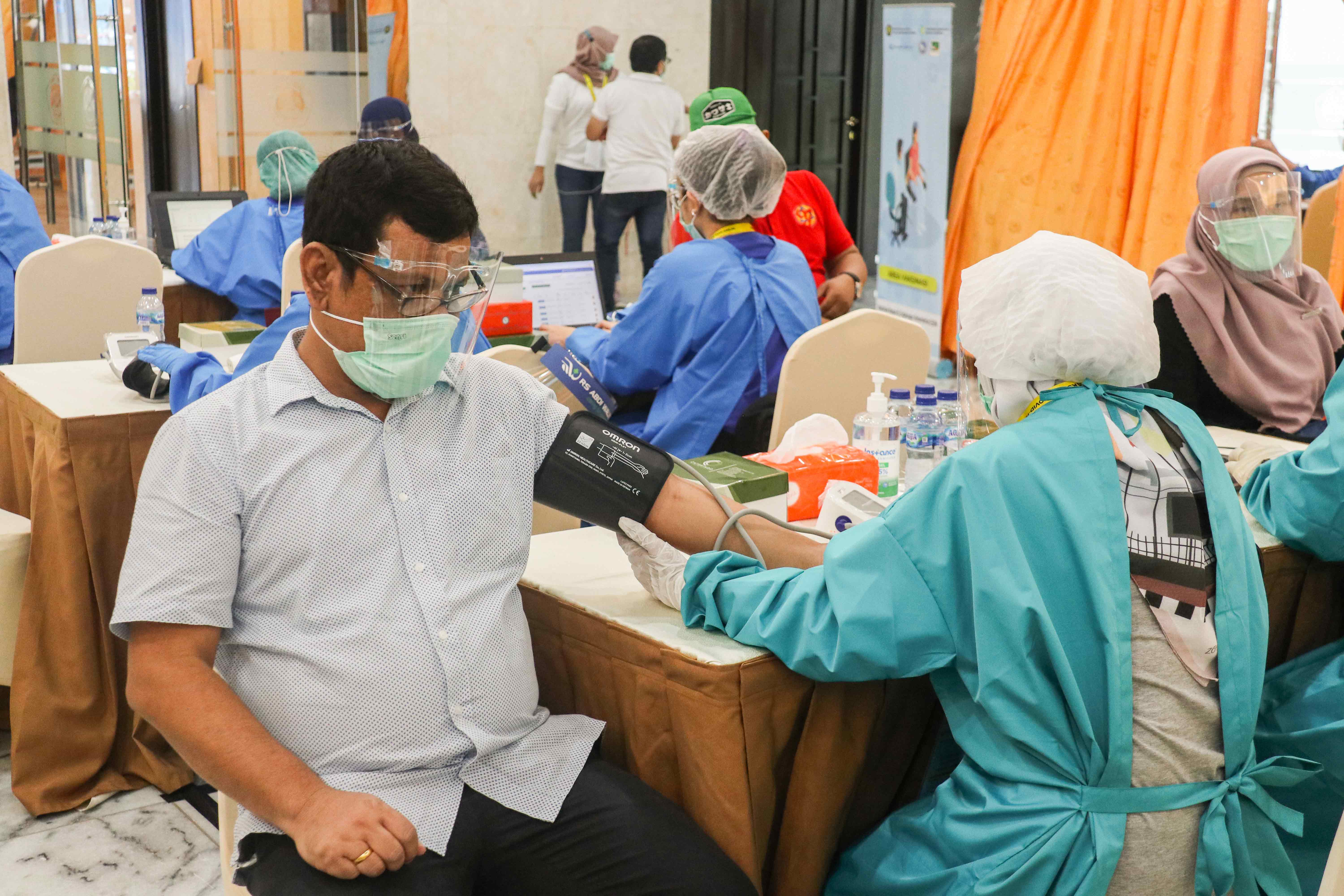 Sebelum divaksin para peserta dicek tekanan darahnya sebagai syarat untuk mendapatkan vaksin di lingkungan Gedung Sekjen KESDM, Jakarta (12/03/2021) (NS)
