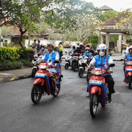 Parade Sepeda Motor Konversi Bahan Bakar Minyak ke Listrik