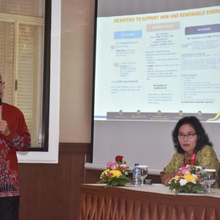 Direktur Aneka Energi Baru dan Energi Terbarukan, Harris memberikan paparan dalam Indonesia - Norway Clean Energy Workshop