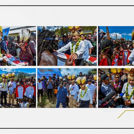 Menteri ESDM Arifin Tasrif membagikan kaos gratis kepada masyarakat Ilaga yang hadir pada saat peresmian PLTMH di Ilaga, Kabupaten Puncak, Papua, Jumat (20/12/2019).