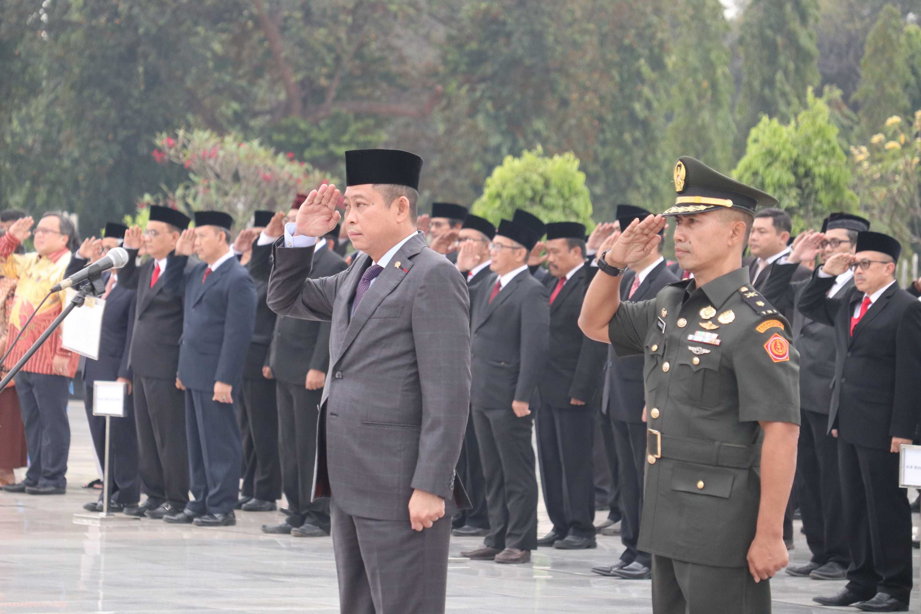 Menteri ESDM, Ignasius Jonan beserta jajaran melaksanakan Upacara dan ziarah makam para Pahlawan Energi Indonesia di berbagai lokasi (19/9)
