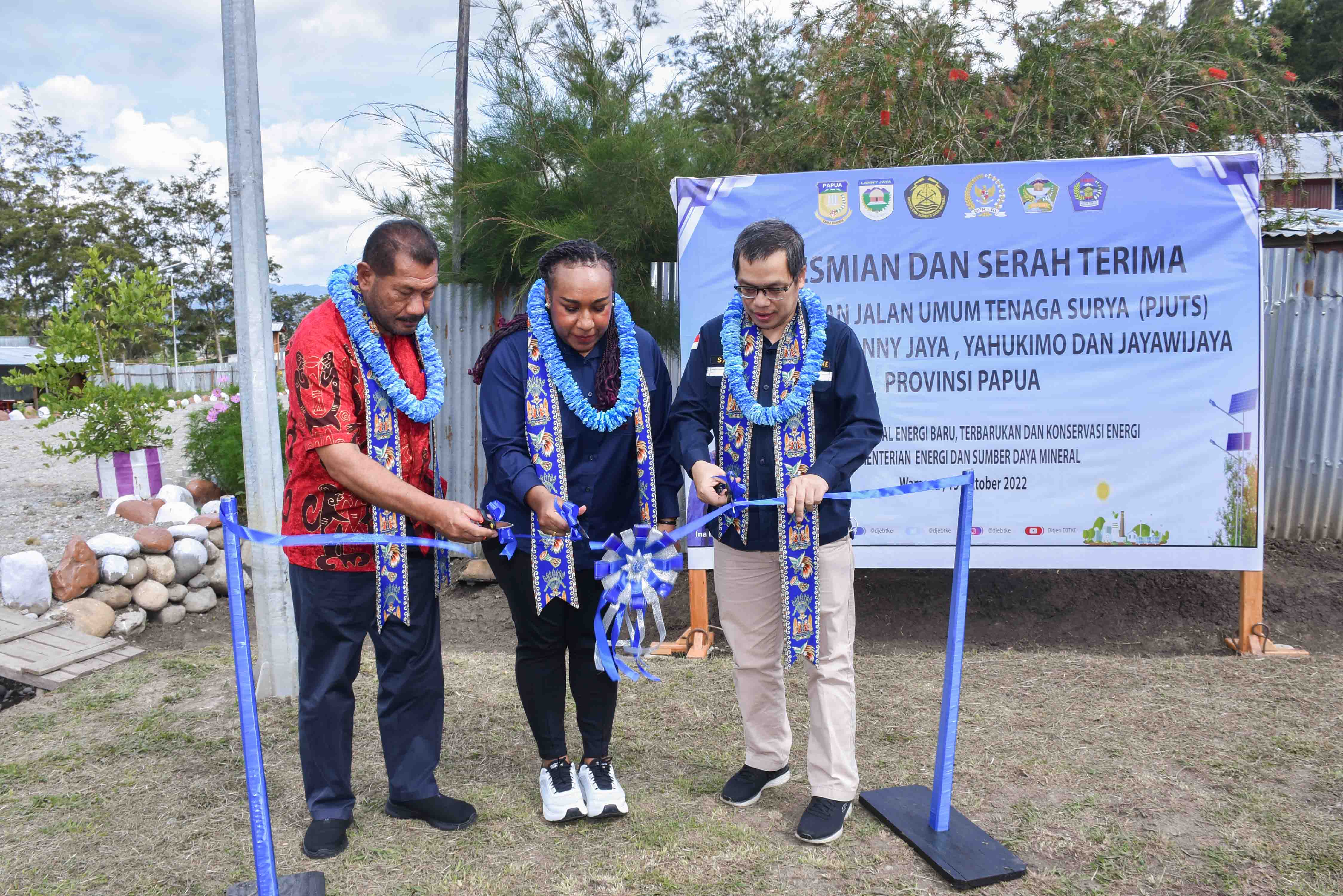Secara simbolis pemotongan pita di depan PJU-TS yang dilakukan oleh Sesditjen EBTKE, Bupati Jayawijaya dan Anggota Komisi VII DPR RI di Wamena (15/10/2022)