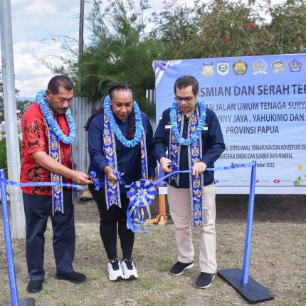 Secara simbolis pemotongan pita di depan PJU-TS yang dilakukan oleh Sesditjen EBTKE, Bupati Jayawijaya dan Anggota Komisi VII DPR RI di Wamena (15/10/2022)