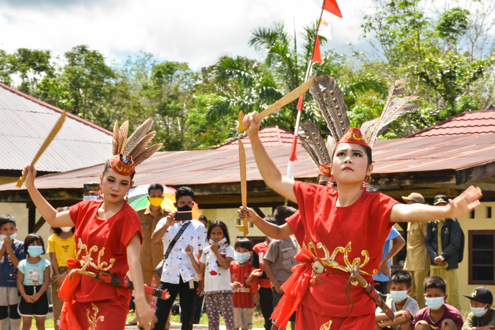 Pada acara Peresmian Pemasangan PJU-TS di Kabupaten Katingan dibuka dengan hiburan tarian khas Kalimantan Tengah. (24/05/2021) (NS)