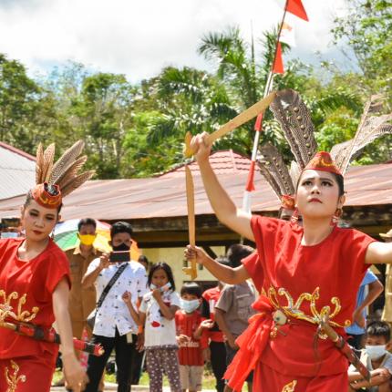 Pada acara Peresmian Pemasangan PJU-TS di Kabupaten Katingan dibuka dengan hiburan tarian khas Kalimantan Tengah. (24/05/2021) (NS)