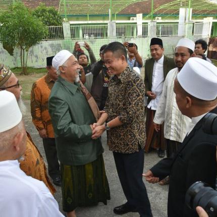 Menteri ESDM, Ignasius Jonan disambut oleh KH Fuad Nur Hasan, majelis keluarga Pengasuh Pondok pesantren Sidogiri