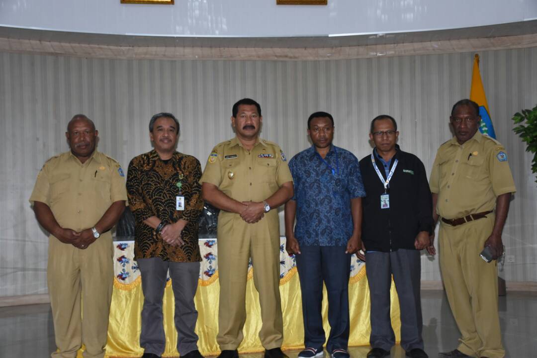 Turut hadir Kadis Tenaga Kerja Perindustrian dan Perdagangan, Pimpinan PT PLN Rayon Wamena, Asisten II Setda Jayawijaya, dan Kasie EBTKE Dinas ESDM Prov. Papua