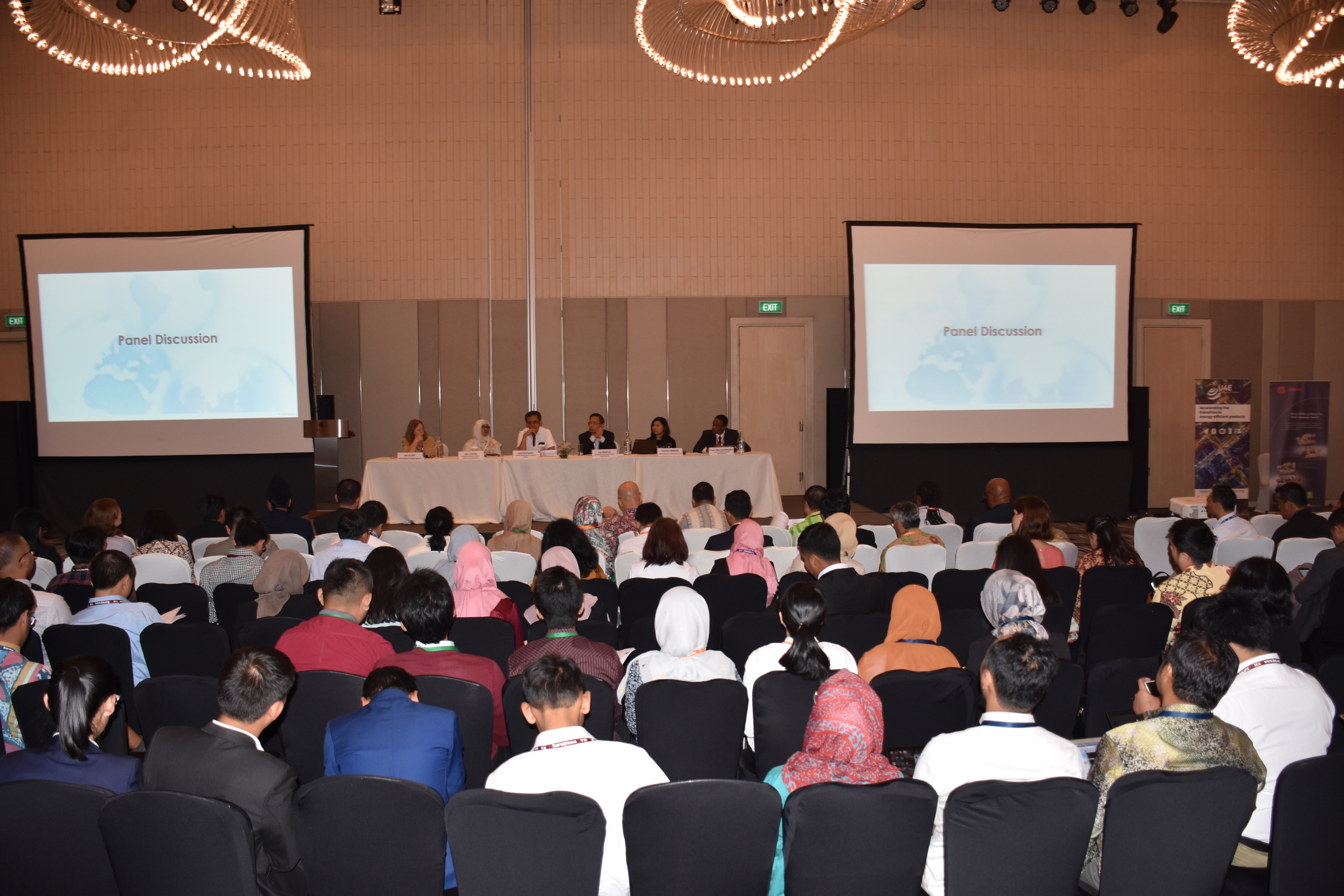 Suasana Diskusi Panel dihadiri oleh peserta dari berbagai kalangan