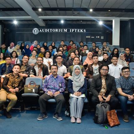 Foto bersama para narsum dan peserta seminar Society of Renewable Energy di Kampus ITB, Bandung. (07/03/2020)