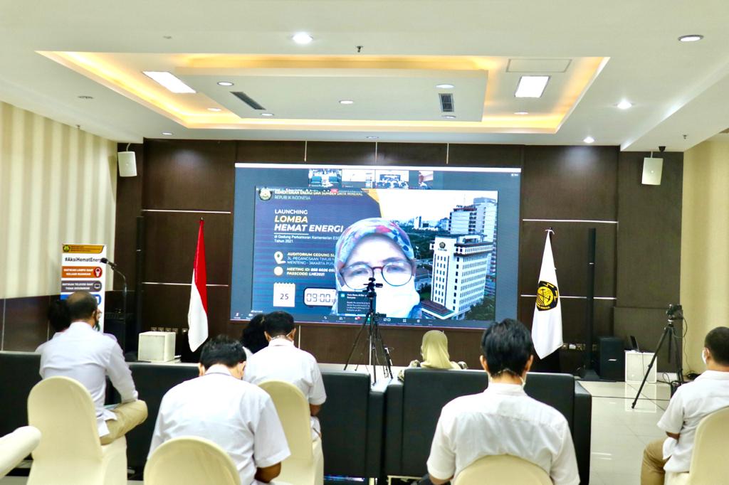 Kepala Biro Umum, Upik Jamil yang hadir secara online memaparkan materi terkait pengelolaan bangunan Gedung Sekjen KESDM, Jakarta (25/02/2021) (LA)