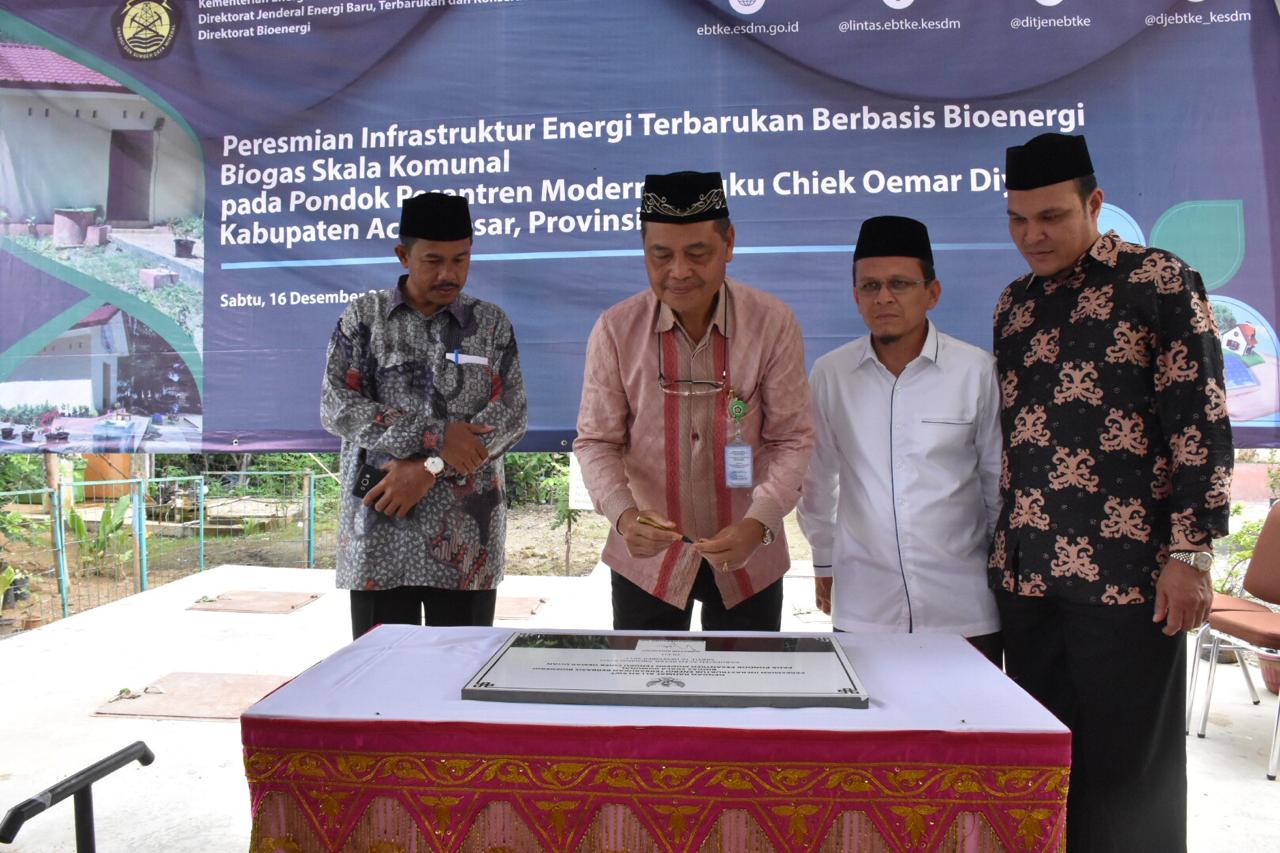 Pembangunan Biogas Komunal yang dilaksanakan di Pondok Pesantren Oemar Diyan merupakan satu dari 15 lokasi pembangunan yang telah dilaksanakan sepanjang tahun 2015 – 2016 oleh Ditjen EBTKE