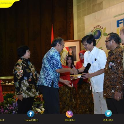 Direktur Jenderal Energi Baru, Terbarukan dan Konservasi Energi, Rida Mulyana menerima penghargaan Sistem Regristasi Nasional Pengendalian Perubahan Iklim 2018