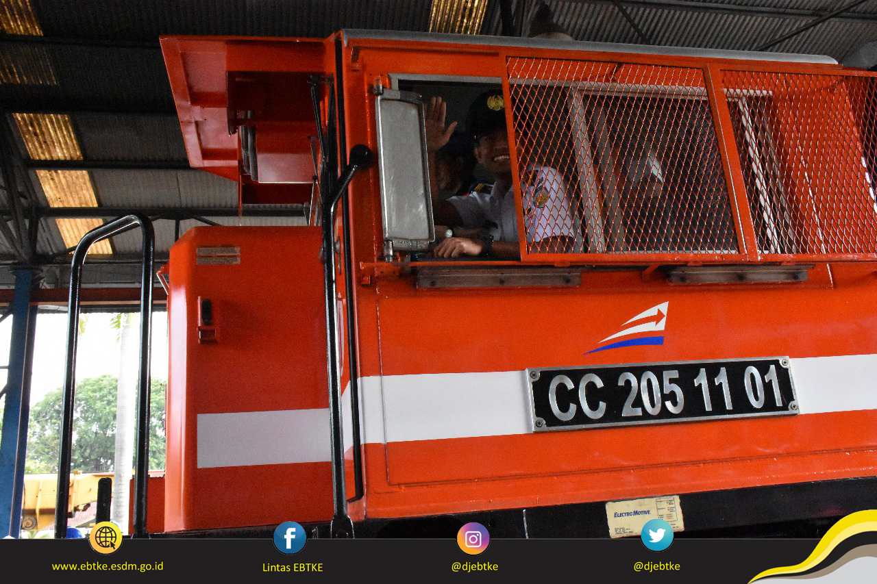 Masinis mengoperasikan lokomotif tipe cc 205 dalam pelepasan Rail Test Biodiesel 20% (B20) di UPT Balai Yasa Lahat Kabupaten Lahat, Sumatera Selatan