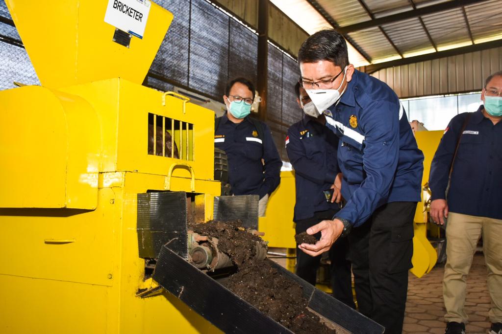 Dirjen EBTKE, Dadan Kusdiana melihat proses penggilingan sampah organik sebagai bahan briket di PT. Indonesia Power Saguling Pomu di Saguling, Bandung Barat, (12/11/2020)
