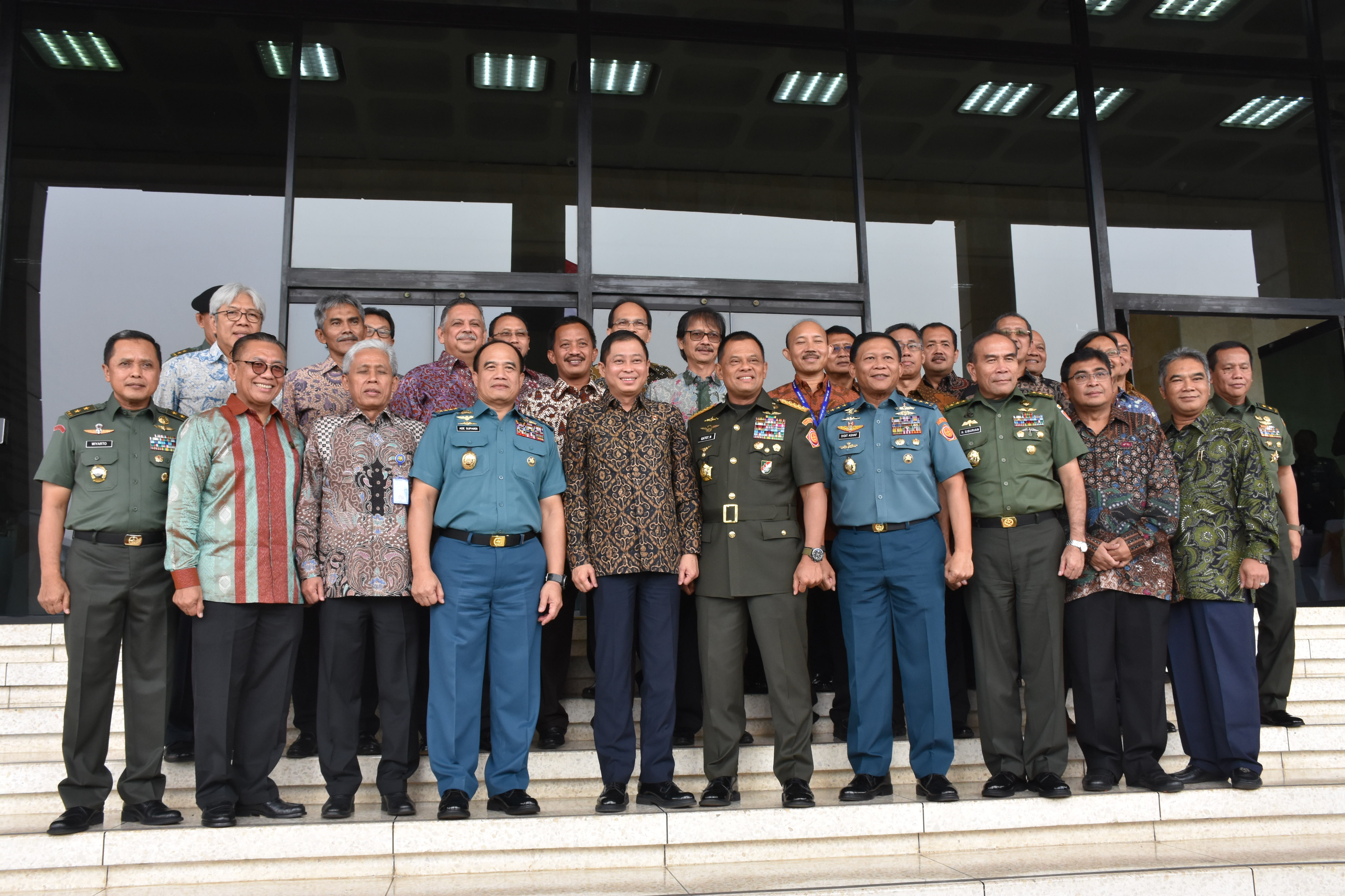 Foto Bersama Menteri ESDM dengan Panglima TNI beserta jajarannya