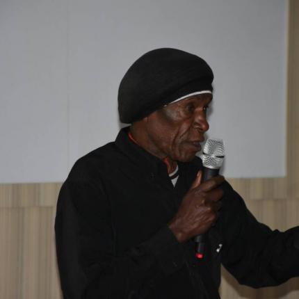 Kepala suku distrik Walait menyampaikan masukannya dalam bahasa suku yang diterjemahkan oleh perwakilan Dinas ESDM Prov. Papua.